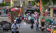 Du khách đến tham quan tại phố cổ Hội An (Quảng Nam)