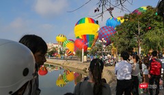 Du khách tham dự ngày hội Khinh khí cầu ở Hội An