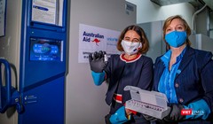 Đại sứ Robyn Mudie và Trưởng đại diện UNICEF Rana Flowers tham quan lô vaccine Pfizer do Australia tài trợ được vận chuyển tới Hà Nội (ảnh ĐSQ Australia)