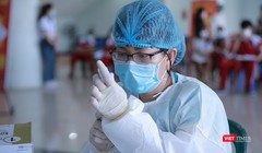 Lực lượng y tế tiêm vaccine phòng COVID-19 cho đối tượng là học sinh