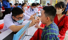 Các thầy thuốc trẻ khám cho trẻ em trong khuôn khổ lễ ra quân Hành trình Thầy thuốc trẻ làm theo lời Bác, tình nguyện vì sức khỏe cộng đồng năm 2022 diễn ra sáng ngày 14/5, tại TP Huế