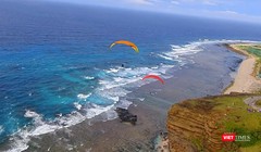 Hang Câu - Lý Sơn nhìn từ những cánh dù lượn (ảnh Thế Anh)