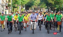Ông Kim Højlund Christensen - Đại sứ Đan Mạch tại Việt Nam cũng lãnh đạo UBND tỉnh Thừa Thiên Huế đạp xe để hưởng ứng "Ngày môi trường thế giới”