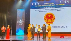 Đại diện UBND TP Đà Nẵng nhận chứng thư “TOP Công nghiệp 4.0 Việt Nam” vì có đã có thành công trong tổ chức triển khai chủ trương cuộc cách mạng công nghiệp 4.0 và Chương trình chuyển đổi số quốc gia.
