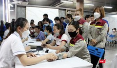 Các thầy thuốc theo chân hành trình Thầy thuốc trẻ vì sức khỏe cộng đồng-chăm sóc sức khỏe hậu COVID-19 đang khám cho công nhân 