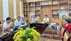 Các chuyên gia tham dự cuộc họp Tổ chuyên môn chăm sóc, điều trị ca bệnh COVID-19 tại điểm cầu Bộ Y tế. (Ảnh Lê Hảo/SKDS)