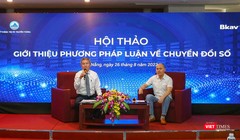 Ông Nguyễn Quang Thanh – Giám đốc Sở TT&TT TP Đà Nẵng (trái) và ông Nguyễn Tử Quảng - CEO, Chủ tịch Tập đoàn công nghệ BKAV trong buổi đối thoại với các doanh nghiệp tại hội thảo về chuyển đổi số diễn ra chiều nay, 26/8.