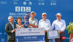 Lãnh đạo UBND TP Đà Nẵng và lãnh đạo Tập đoàn BRG trao cúp cho golfer Chen Guxin