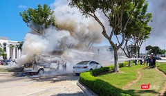 Lực lượng cảnh sát PCCC nỗ lực dập đám cháy (ảnh Thế Anh)