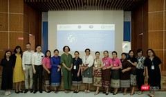 Đại diện Bộ Y tế Cam-pu-chia, Lào và Việt Nam chụp ảnh lưu niệm trong khuôn khổ chuyến tham quan mô hình Bệnh viện thực hành nuôi con bằng sữa mẹ xuất sắc tại Việt Nam.