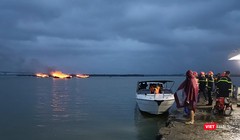 Hiện trường vụ cháy tàu ở bến Cửa Đại (Hội An, Quảng Nam) (ảnh bạn đọc cung cấp)