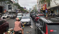 Hàng trăm phương tiện ô tô bị chết máy nằm la liệt trên tuyến đường Lê Duẫn, quận Hải Châu (đoạn Ông Ích Khiêm đến Hoàng Hoa Thám)