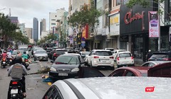 Xe ô tô bị ngập nước và chết máy nằm la liệt trên tuyến đường Lê Duẫn (Đà Nẵng) sau trận mưa lịch sử đêm 14/10