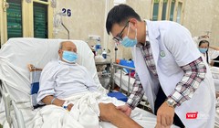 ThS.BS Đỗ Vũ Anh thăm khám cho bệnh nhân N.V.R sau phẫu thuật