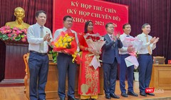 Ông Trần Phước Sơn, bà Nguyễn Thị Anh Thi và ông Phạm Nam Sơn được Bí thư Thành uỷ Đà Nẵng, Chủ tịch HĐND TP và Chủ tịch UBND TP tặng hoa chúc mừng