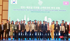 Các đại biểu chụp ảnh lưu niệm trong khuôn khổ hội thảo đầu tư đô thị thông minh-kỹ thuật số Việt Nam – Hàn Quốc diễn ra sáng nay (25/11)