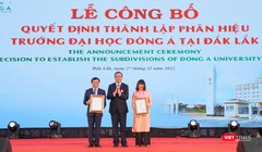 PGS.TS Nguyễn Văn Phúc - Thứ trưởng Bộ GD&ĐT trao quyết định thành lập phân hiệu ĐH Đông Á tại Đắk Lắk cho Ban Giám hiệu, Hội đồng trường ĐH Đông Á v
