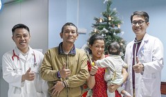 Bố và mẹ bé K.N, cùng bác sĩ điều trị trong niềm vui trước ngày ra viện