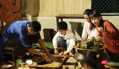 Gói bánh chưng, bánh tét tại không gian văn hoá "Chợ quê ngày Tết"