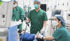 Bác sĩ Khoa Khám và Thăm dò Hô hấp Trung tâm Hô hấp, Bệnh viện Nhi Trung ương thực hiện nội soi phế quản (ảnh BVCC)