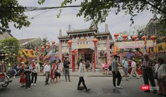 Du khách tham quan phố cổ Hội An trong ngày đầu năm mới Quý Mão 2023