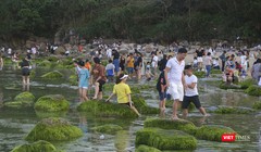 Du khách và người dân đến gành đá Nam Ô (Đà Nẵng) để checkin, chụp ảnh lưu niệm