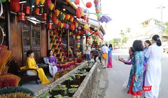 Làng hương Thủy Xuân (Huế) tấp nập du khách, người dân đến thăm thú, chụp ảnh, checkin 