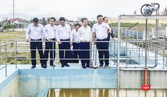 Bí thư Thành uỷ Đà Nẵng Nguyễn Văn Quảng (thứ 2 từ phải sang), cùng đoàn công tác kiểm tra tiến độ thi công nhà máy nước Hoà Liên