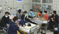 Bệnh nhi là học sinh lớp 2 Trường tiểu học Kim Giang nhập viện tại Bệnh viện Bạch Mai chiều ngày 28/3 với nghi vấn ngộ độc thực phẩm (ảnh BVCC)