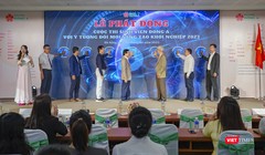 Đại diện Ban tổ chức, các chuyên gia bấm nút phát động Cuộc thi Sinh viên khởi nghiệp đổi mới sáng tạo ĐH Đông Á lần 2 năm 2023.