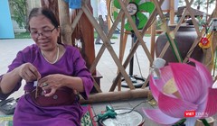 Nghệ nhân làng hoa giấy Thanh Tiên (Thừa Thiên Huế) trình diễn kỹ thuật làm hoa sen 