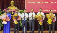 Phó Bí thư Thường trực Thành ủy Đà Nẵng Lương Nguyễn Minh Triết (thứ 4, từ phải sang) và Chủ tịch UBND TP Đà Nẵng Lê Trung Chinh (thứ 3, từ phải sang) trao các quyết định bổ nhiệm và tặng hoa chúc mừng cho các cá nhân