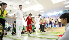 Thủy thủ đoàn tàu sân bay USS Ronald Reagan – Hải quân Hoa Kỳ tham gia múa sạp cùng sinh viên ĐH Đông Á (Đà Nẵng).