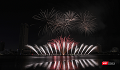 Màn pháo hoa của đội đến từ Ý trong đêm chung kết lễ hội pháo hoa quốc tế Đà Nẵng 2023.