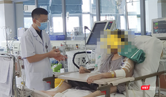 Bác sĩ Bệnh viện Bạch Mai thăm khám cho bệnh nhân sau áp dụng kỹ thuật đào thải CO2 qua màng ngoài cơ thể (ảnh BVCC)