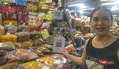 Chị Lài - Tiểu thương bán hàng thực phẩm khô tại chợ Hàn (Đà Nẵng) chia sẻ những ưu điểm của việc thanh toán không dùng tiền mặt