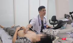 Bác sĩ đang thăm khám cho bệnh nhân