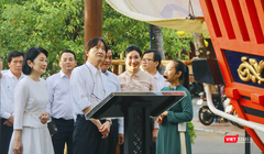 Hoàng Thái tử Nhật Bản Akishino và Công nương Kiko bên mô hình thuyền Châu Ấn được trưng bày tại phố cổ Hội An (ảnh Truong Ngo)