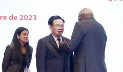 Chủ tịch Quốc hội Cuba Esteban Lazo Hernandez trao Huân chương Carlos Manuel de Cesesspespeedes tặng Chủ tịch Quốc hội Vương Đình Huệ. (Ảnh: Doãn Tấn/TTXVN)