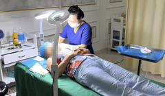 Thẩm mỹ viện Kangzin cho lao công làm phẫu thuật căng da mặt cho khách hàng (ảnh Đình Dũng)