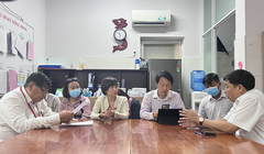 Tổ công tác Sở Y tế làm việc tại Bệnh viện Lê Văn Thịnh về trường hợp tử vong và các trường hợp còn lại đang điều trị tại bệnh viện do ngộ độc thực phẩm sau khi dự tiệc trung thu xảy ra tại chung cư Palm Heights