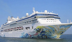 Tàu du lịch biển quốc tế Resorts World One (quốc tịch Bahamas) tại cảng Tiên Sa (Đà Nẵng)