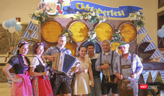 Thực khách chụp ảnh lưu niệm cùng ban nhạc O’zapft nổi tiếng đến từ Đức và Áo