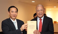 Phó Trưởng Ban Nội chính Trung ương Nguyễn Thái Học tặng sách của Tổng Bí thư Nguyễn Phú Trọng cho Tổng Bí thư Đảng Lao động Mexico (PT) Alberto Anaya Guitíerrez. (Ảnh: Phi Hùng/TTXVN)