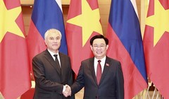 Chủ tịch Quốc hội Vương Đình Huệ đón Chủ tịch Duma Quốc gia Quốc hội Liên bang Nga Vyacheslav Viktorovich Volodin. (Ảnh: Doãn Tấn/TTXVN)