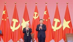 Tổng Bí thư, Chủ tịch Trung Quốc Tập Cận Bình chủ trì Lễ trao Huân chương Hữu nghị của nước Cộng hòa Nhân dân Trung Hoa tặng Tổng Bí thư Nguyễn Phú Trọng tối 31/10/2022, tại Đại Lễ đường Nhân dân ở Thủ đô Bắc Kinh. (Ảnh: Trí Dũng/TTXVN)