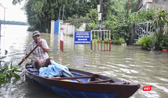 Đến 17/10, nhiều khu ở TP Tam Kỳ và huyện Phú Ninh (tỉnh Quảng Nam) vẫn bị ngập sâu trong nước, giao thông bị chia cắt