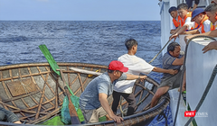 Ngư dân bị nạn được đưa lên tàu Hải quân 467 để về đất liền