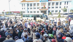 Quang cảnh đón các ngư dân của 2 tàu cá QNa 90129 TS và QNa 90927 bị chìm trên biển về đất liền.