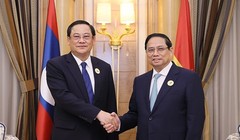 Thủ tướng Phạm Minh Chính gặp Thủ tướng Lào Sonexay Siphandone. (Ảnh: Dương Giang/TTXVN)